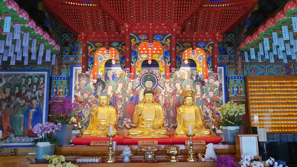 삼척 천은사 : 인도에서 두타의 세 신선이 흰 연꽃을 가지고 와서 창건