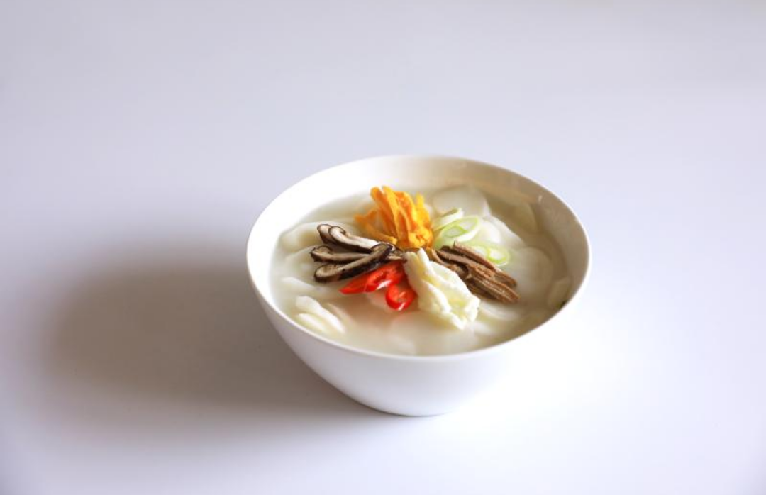 떡국이 놓여있다.