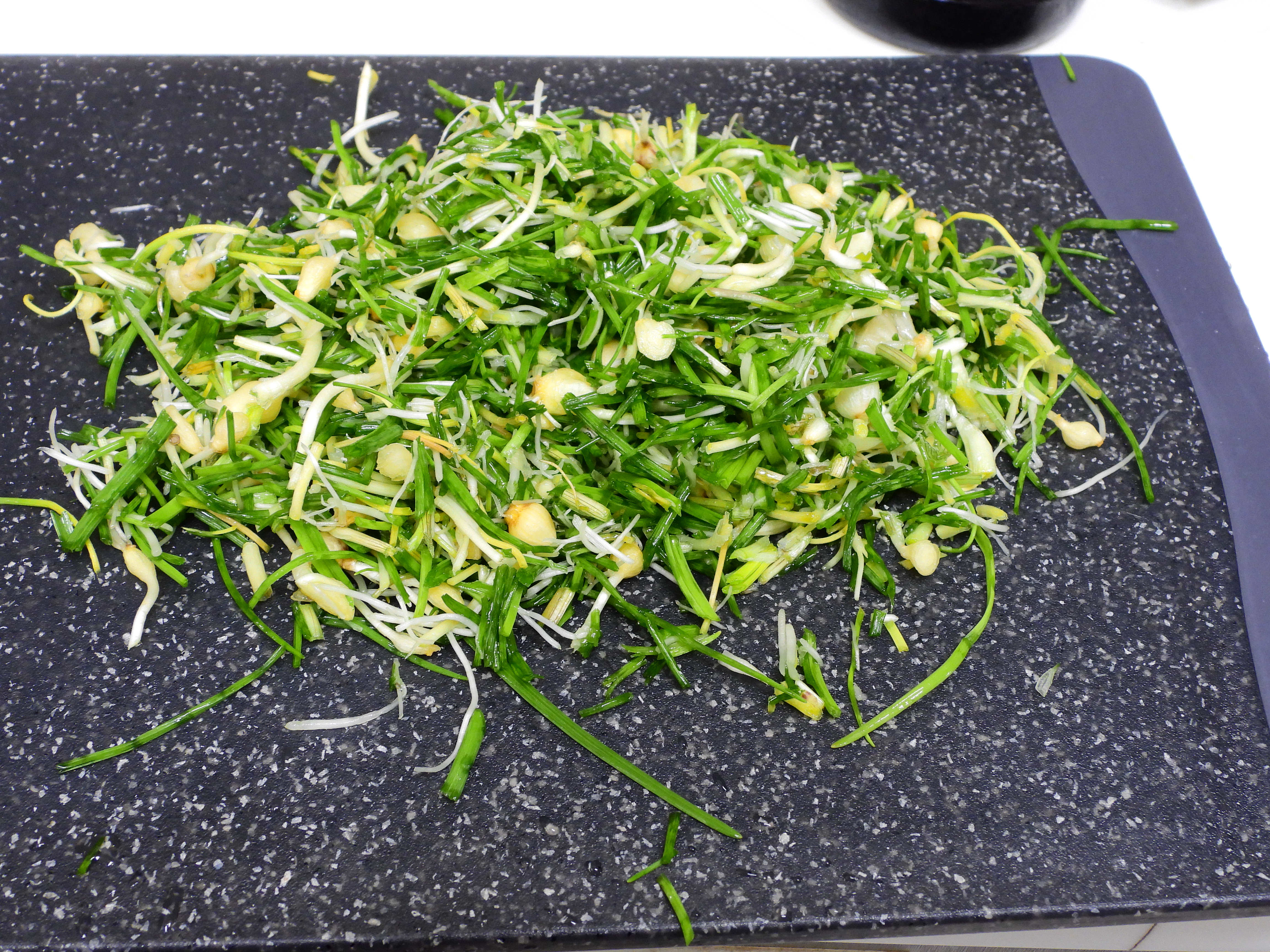 달래 잘게 썰기