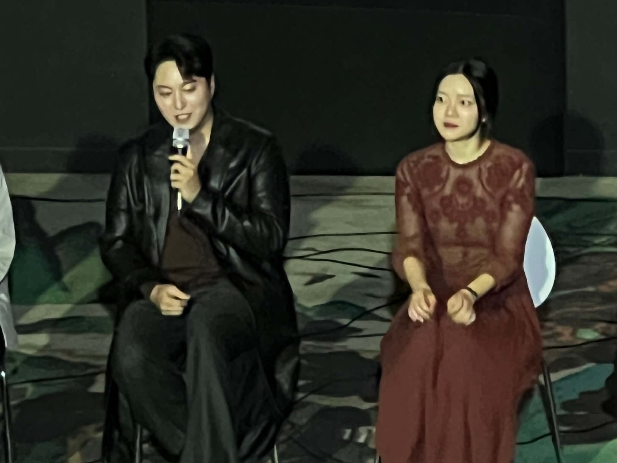 극장의 시간들 GV 시간에 마이크를 잡고 이야기하는 김대명 배우와 그 옆에 앉아있는 고아성 배우