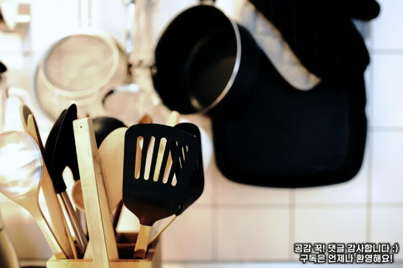 부엌의 다양한 요리 도구들