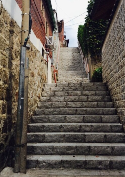 잊혀진 계단과 골목: 도심 속 사라져가는 길 이야기