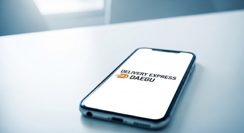 테이블에 놓인 스마트폰&amp;#44; 배달특급&middot;대구로 로고 화면