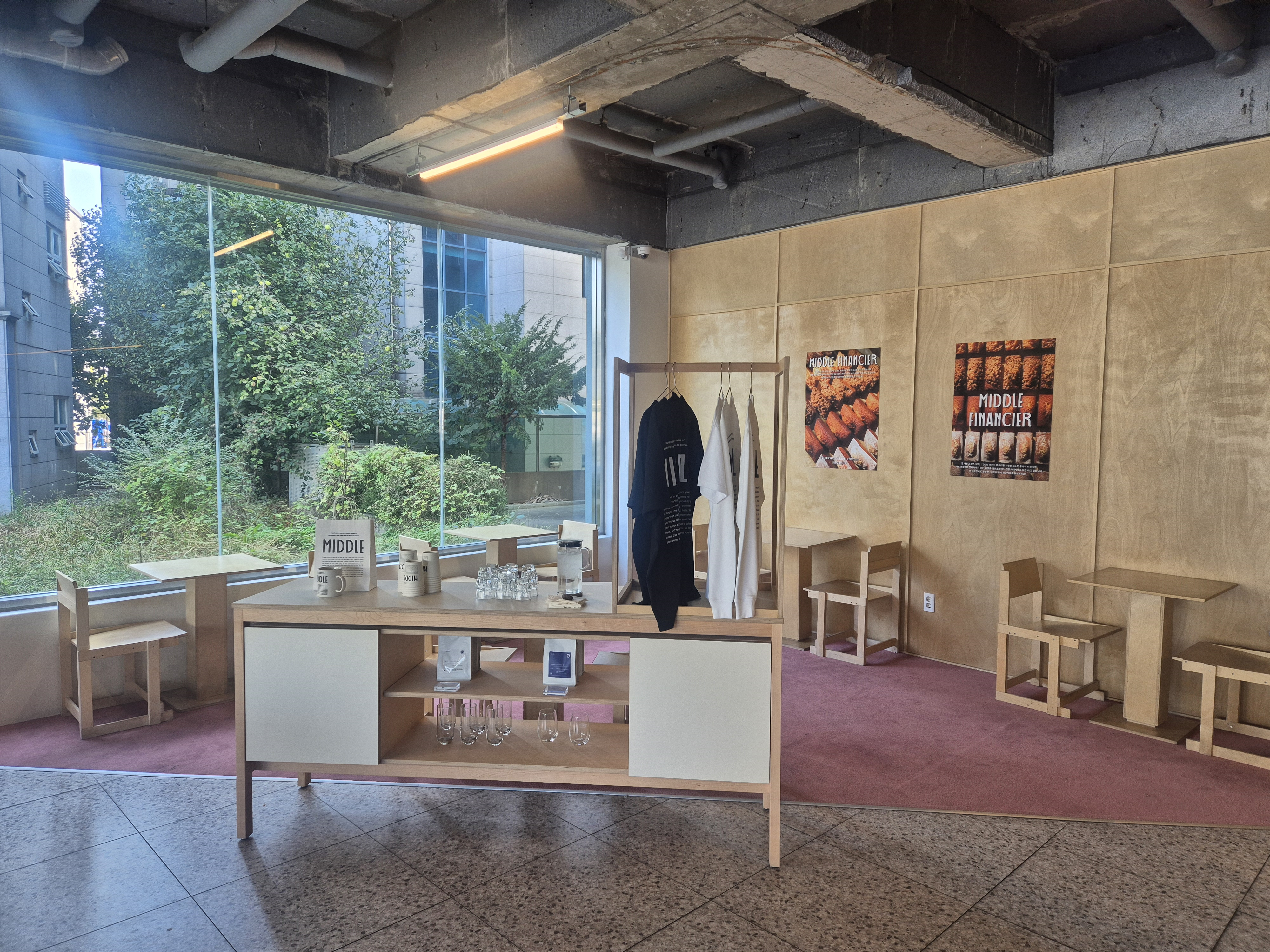 "미들슬로우" 내부 사진