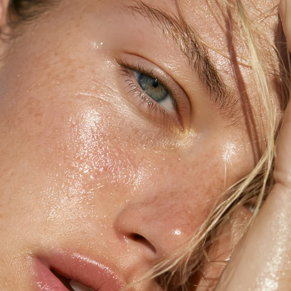 Close-up assessment of dry, thin facial skin and barrier weakness for 피부 유형별 스킨부스터 성분 용량 2026.