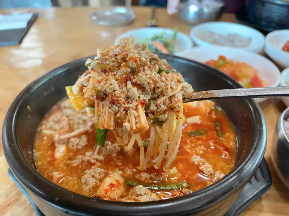 다진고기가와 버섯이 가득들어간 모습의 얼큰순두부탕 모습