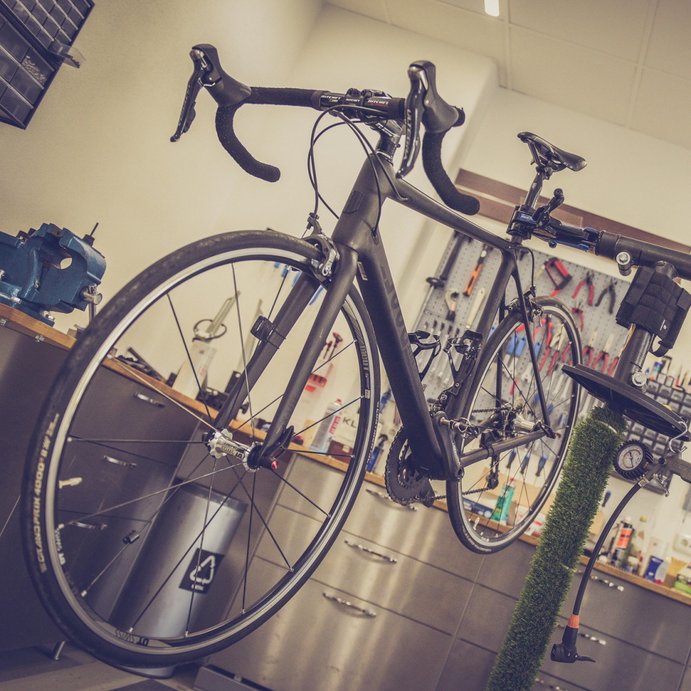 자전거 체인 정비하는 모습