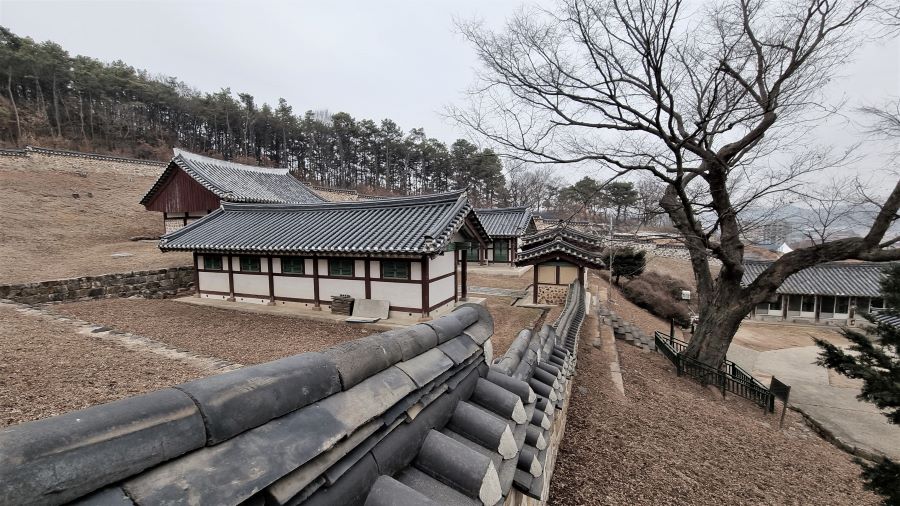 담너머로 본 대성전, 동재, 서재