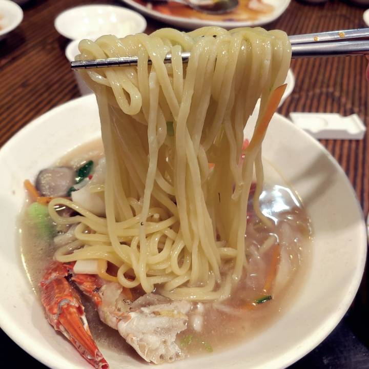 신촌복성각-백짬뽕-면들어-올리는-사진