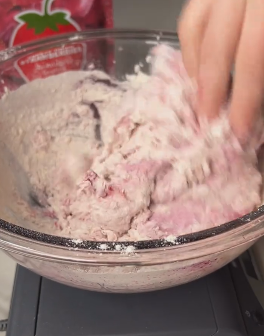 핑크색 반죽이 스탠드 믹서에서 섞이고 있는 모습