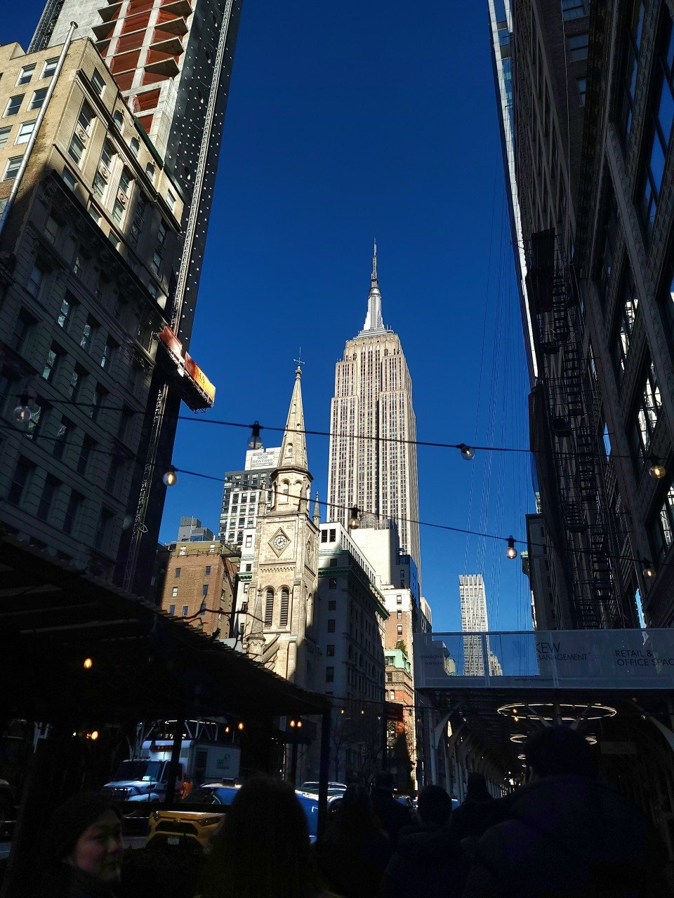 앰파이어 스테이트 빌딩이 보이는 뉴욕의 전경이다.