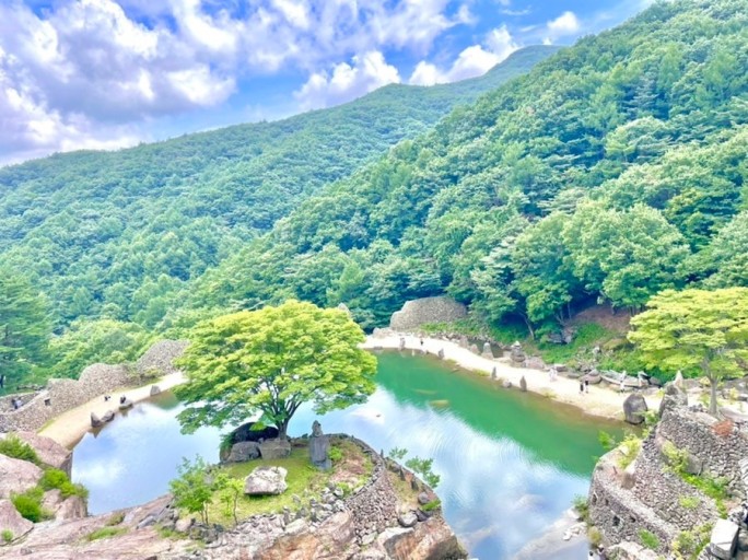 하동 삼성궁 연못을 내려다 보는 사진