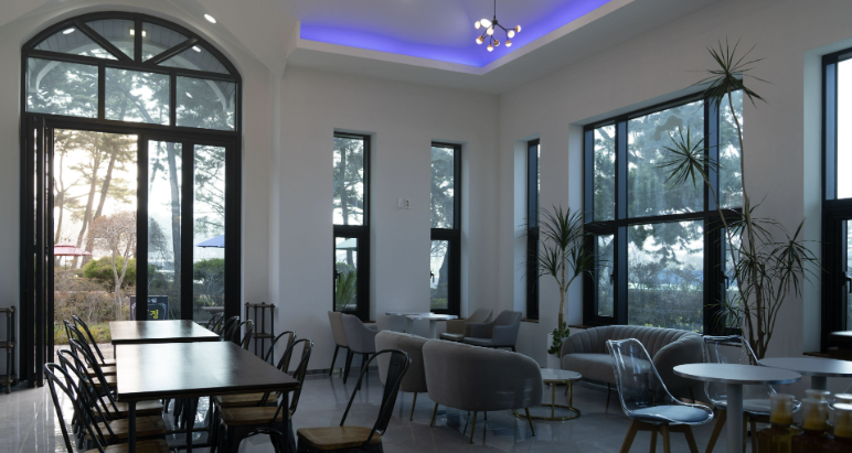 서산 카페 통창으로 보는 평화로운 정원 풍경