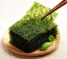 젓가락으로-들고있는-마른감태김