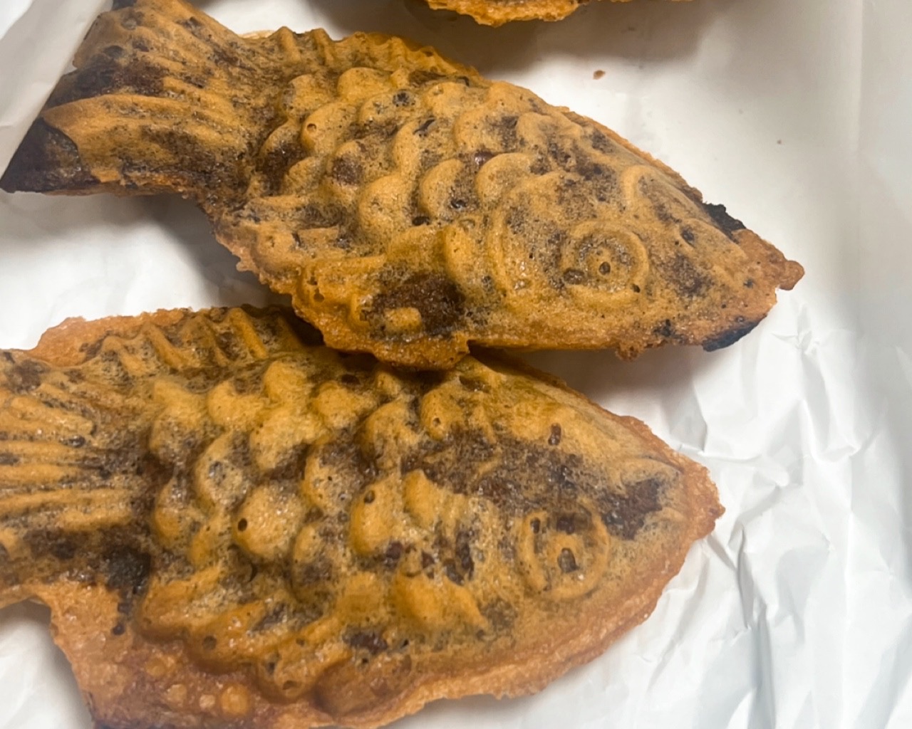 팥이 가득 들어간 붕어빵 , 한국 겨울 길거리 간식.