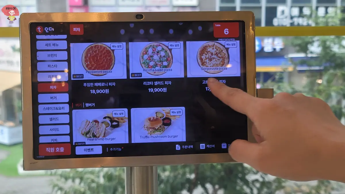 경기-남양주-다산-브런치-카페-37.5-태블릿-피자-메뉴을-살피는-중