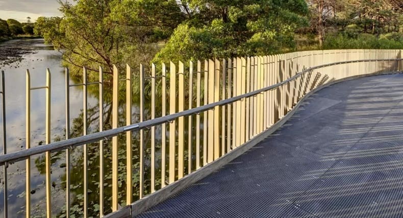 뱀장어의 모양의 시드니 센테니얼 파크랜드 다리 Centennial Parklands Bridge in Sydney