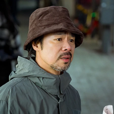 카키색 점퍼에 모자를 쓰고 수염이 나 있는 오늘도 사랑스럽개의 한판동 캐릭터