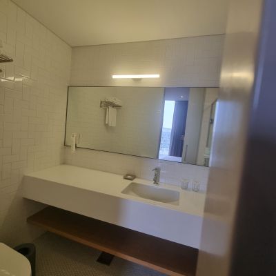 수페리어-그린-더블-룸-세면대