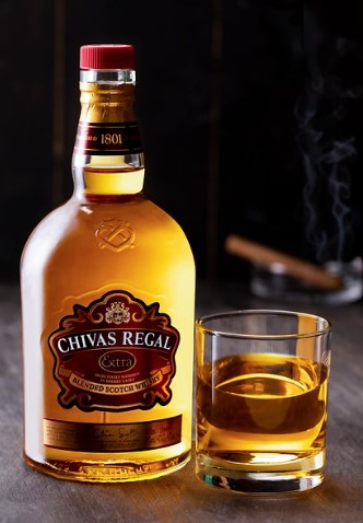  편의점에 &lsquo;부자존&rsquo;이 뜬다! 명품 과자부터 고급 와인까지 인기 이유