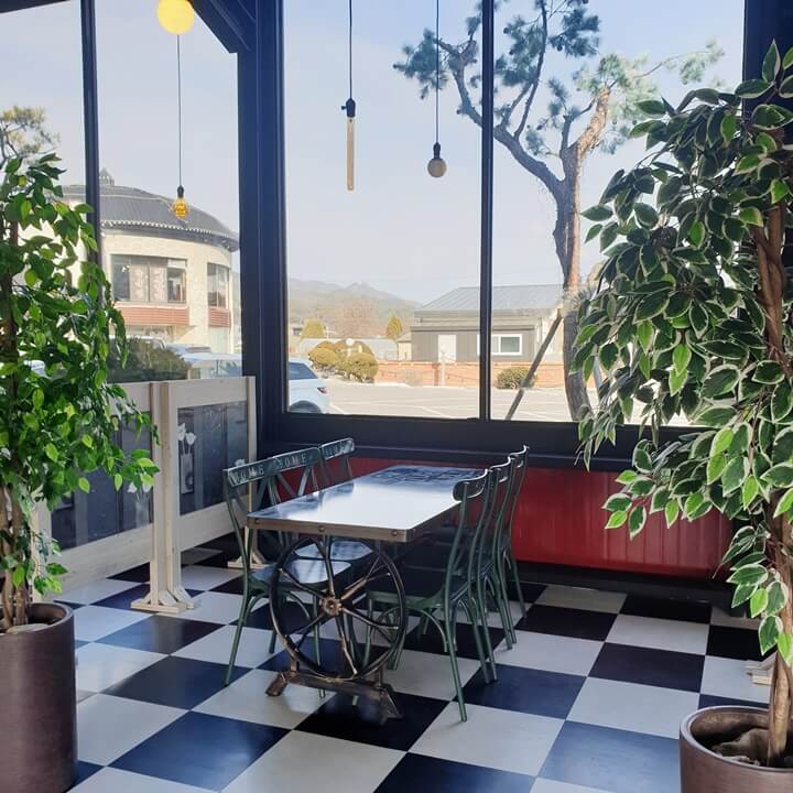 백운당제빵소-오른쪽-자리는-6인테이블이며-단체모임하기에-적합하다