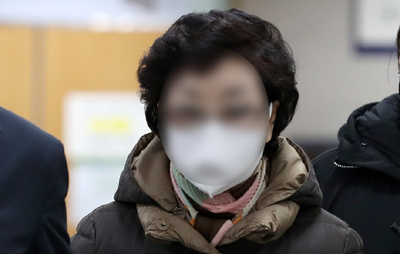 홍준표 대구시장이 윤석열 대통령 장모 최은순 씨가 오는 14일 가석방으로 출소하는 것과 관련해 "정상적인 가석방 절차"이라고 말했다. 사진은 윤석열 대통령 장모 최은순 씨. [사진=뉴시스]