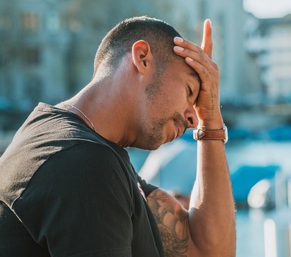 머리-아파하는-남자