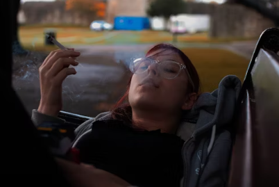 여자 청소년이 담배를 피우는 모습