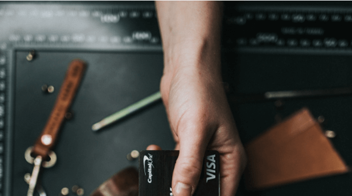 손으로 신용카드를 내미는 사진