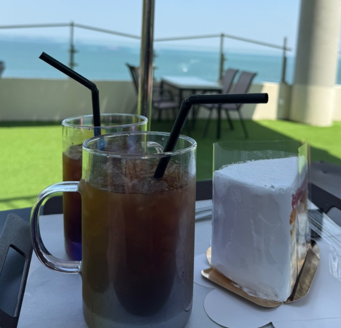 아이스 아메리카노와 레인보우 케이크, 달콤한 여유