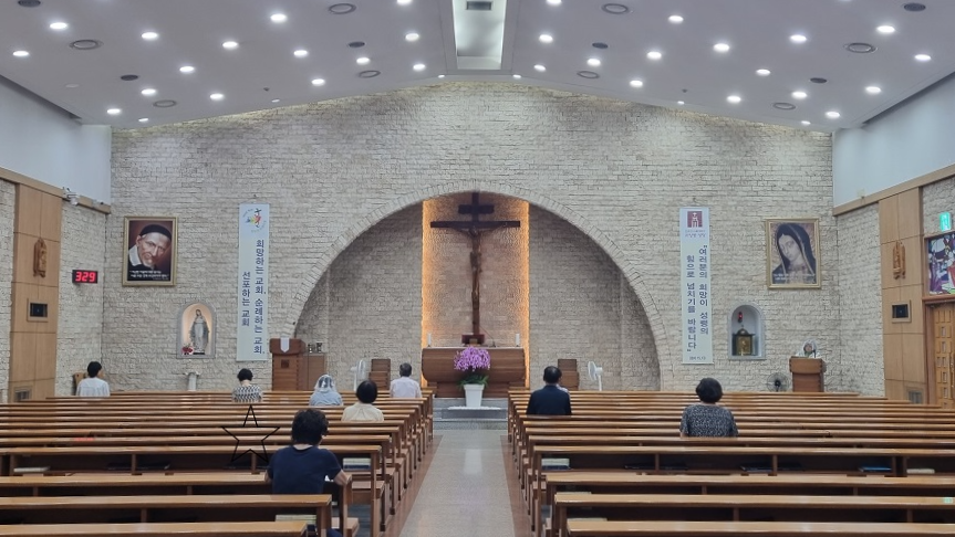 서울 자양동성당 성전 안 제대, 제단, 감실, 십자고상 사진