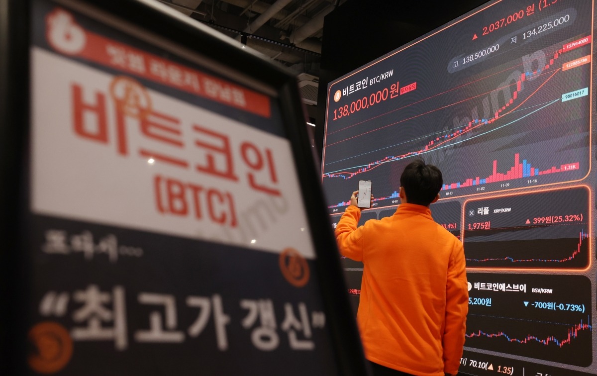 더불어민주당이 이미 두 차례 미룬 가상자산 과세 시행을 2년 미루자는 정부·여당의 주장에 동의한다는 입장을 내놨다.

박찬대 민주당 원내대표는 1일 기자간담회에서 “추가적인 제도 정비 필요하다”며 “가상자산 과세를 유예하는 정부의 소득세법 개정안을 2일 본회의에서 처리하겠다”고 밝혔다.

민주당은 그동안 가상자산 투자는 투기적 요소가 짙은 만큼 과세를 미룰 명분이 없다고 주장해왔다.공제 한도 상향에 무게를 둬왔으나, 세법 개정안 처리를 코앞에 두고 갑작스레 입장을 바꿨다.

아울러 여야가 합의한 금투세 폐지를 위한 소득세법 개정안도 2일 처리된다.

다만 박 원내대표는 정부·여당이 주장해온 배당소득 분리과세는 “초부자 감세의 완결판이므로 반대한다”고 밝혔다.