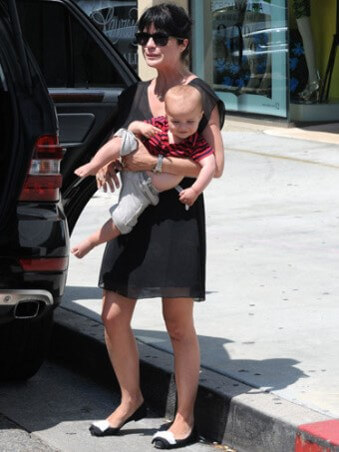 아기가-너무-커서-안지를-못하고-다리-한쪽을-잡고-안고있는-모습