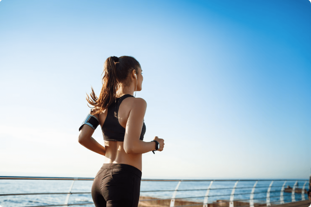 해변가에서 런닝 중인 여성