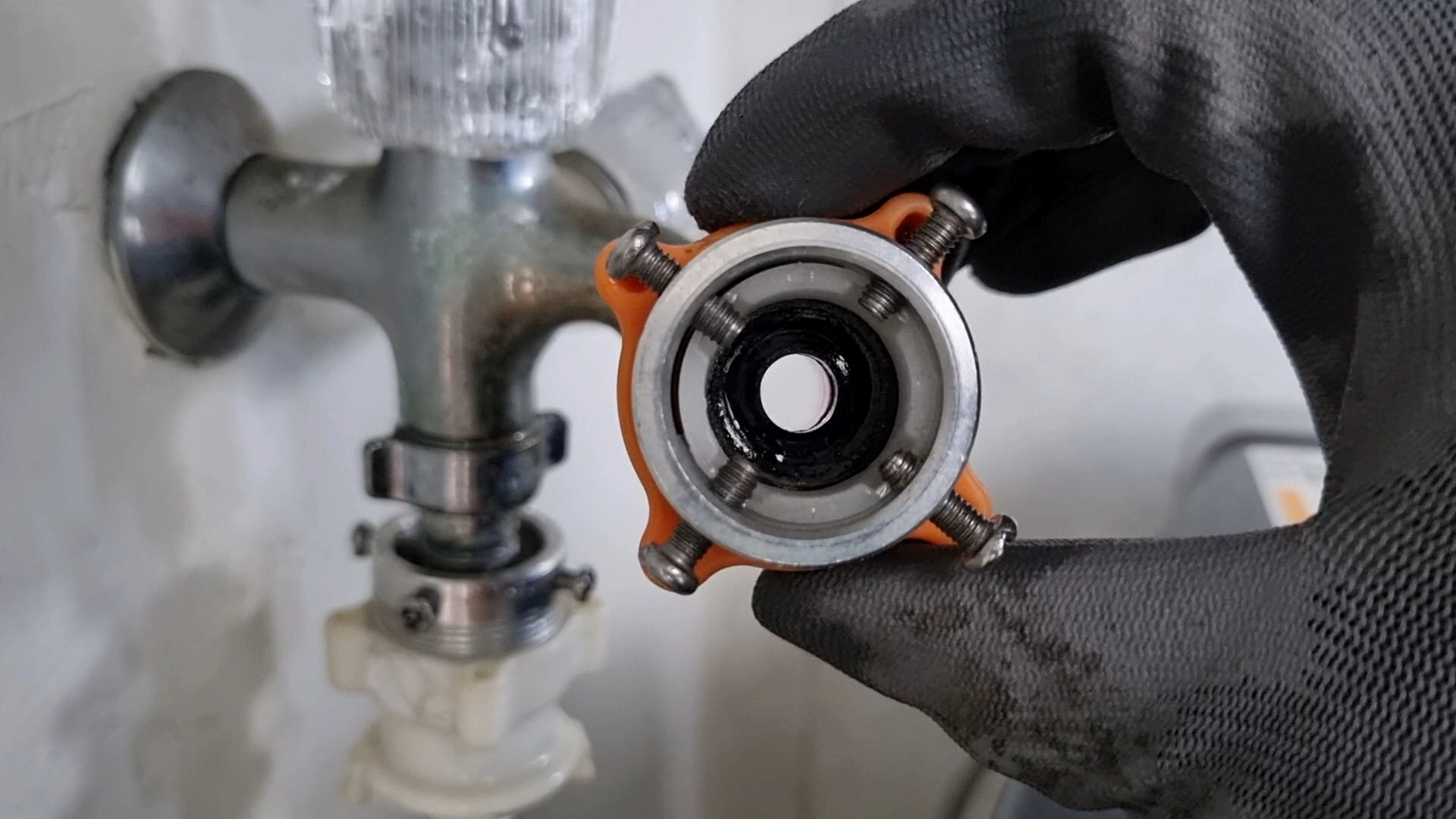 고정부품 볼트 위치 맞추기