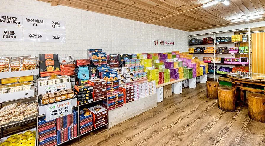 제주도-아이들과-가볼만한-놀거리-기념품샵-진열된-상품들