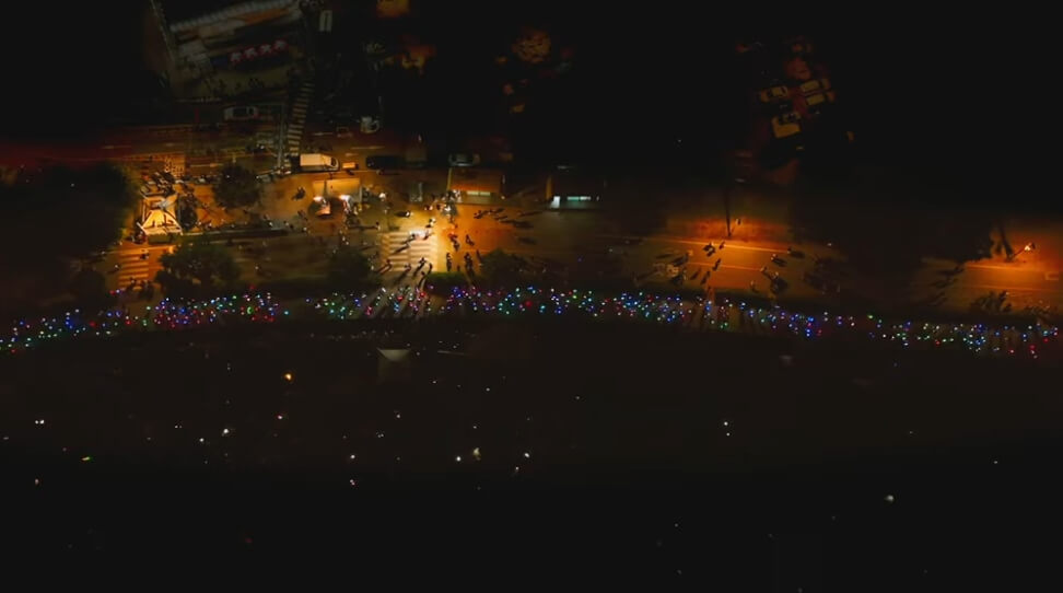 참가자들이 LED 불빛과 함께 달리는 장면