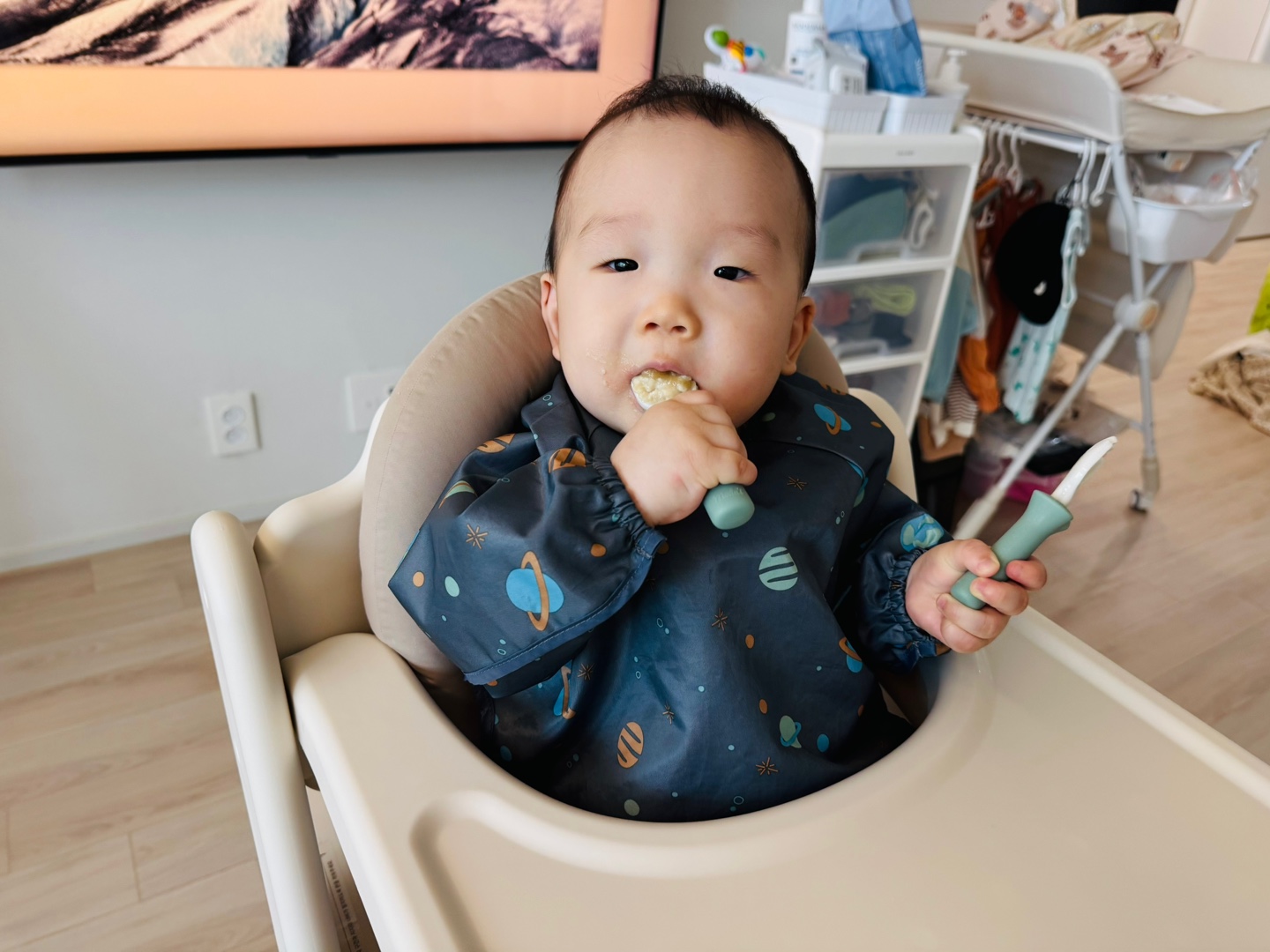 바나나퓌레를 곁들인 오트밀포리지를 숟가락으로 먹는 중인 찬솔이