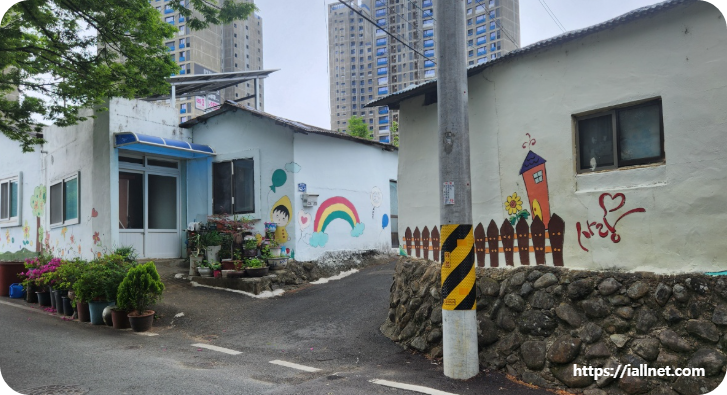 삼문마을 오래 된 집에 그려진 벽화