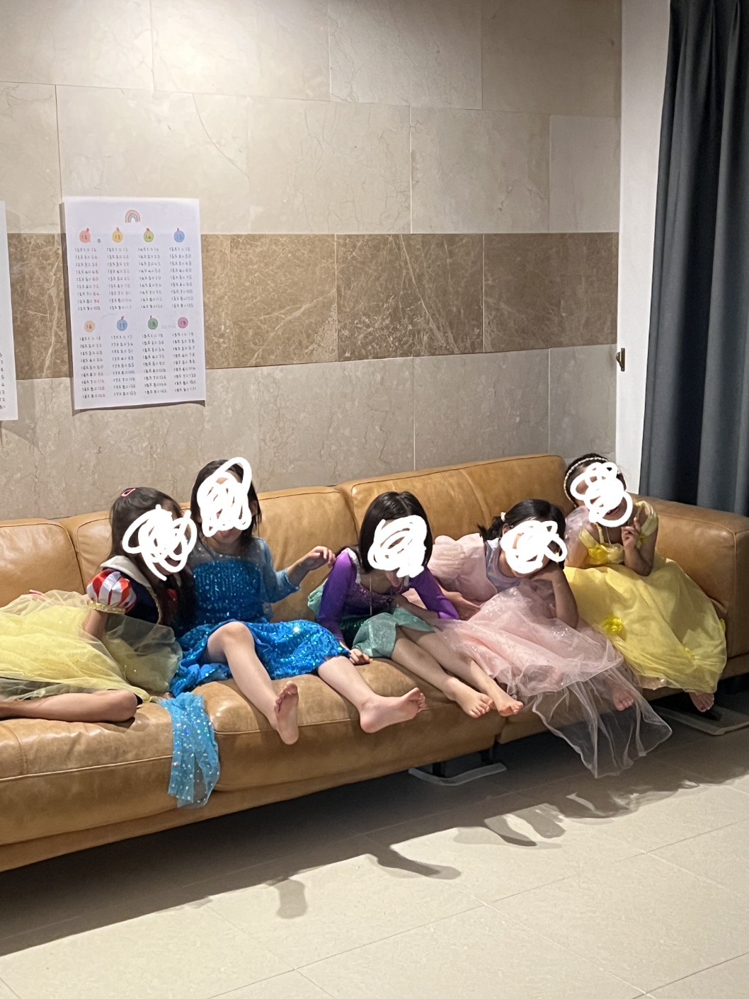 영어유치원을 함께 다닌 친구들이 드레스를 입고 소파에 모여 앉은 모습