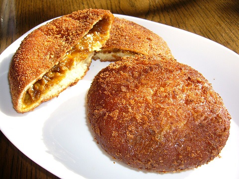 고소한 빵과 짭짤한 카레의 조화와 겉은 바삭하고 속은 촉촉한 식감이 특징인 커리빵(Curry Pan, カレーパン)