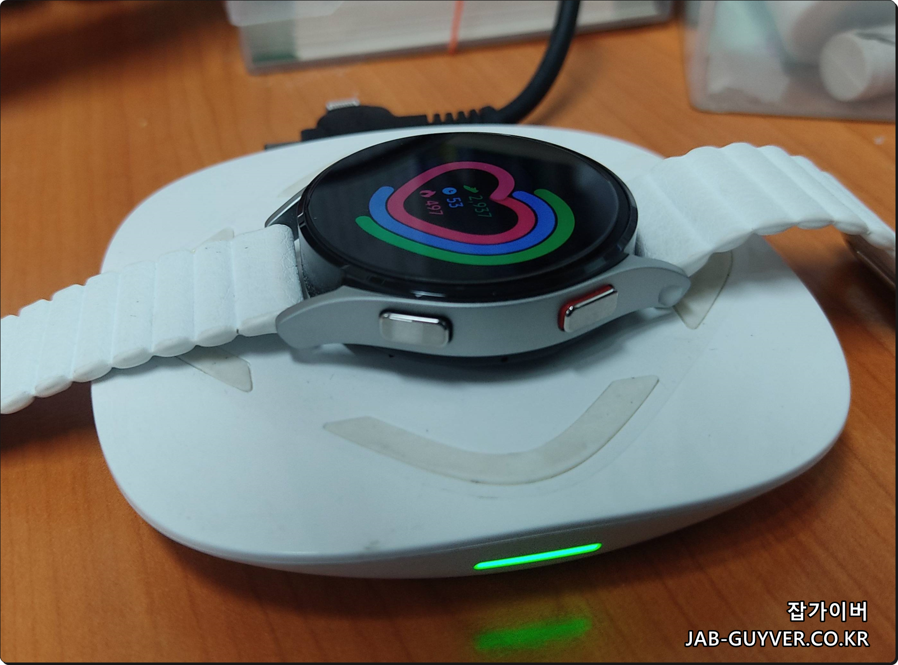갤럭시워치 무선충전기 인식 불가 예시(일반 Qi 충전패드 호환 문제)