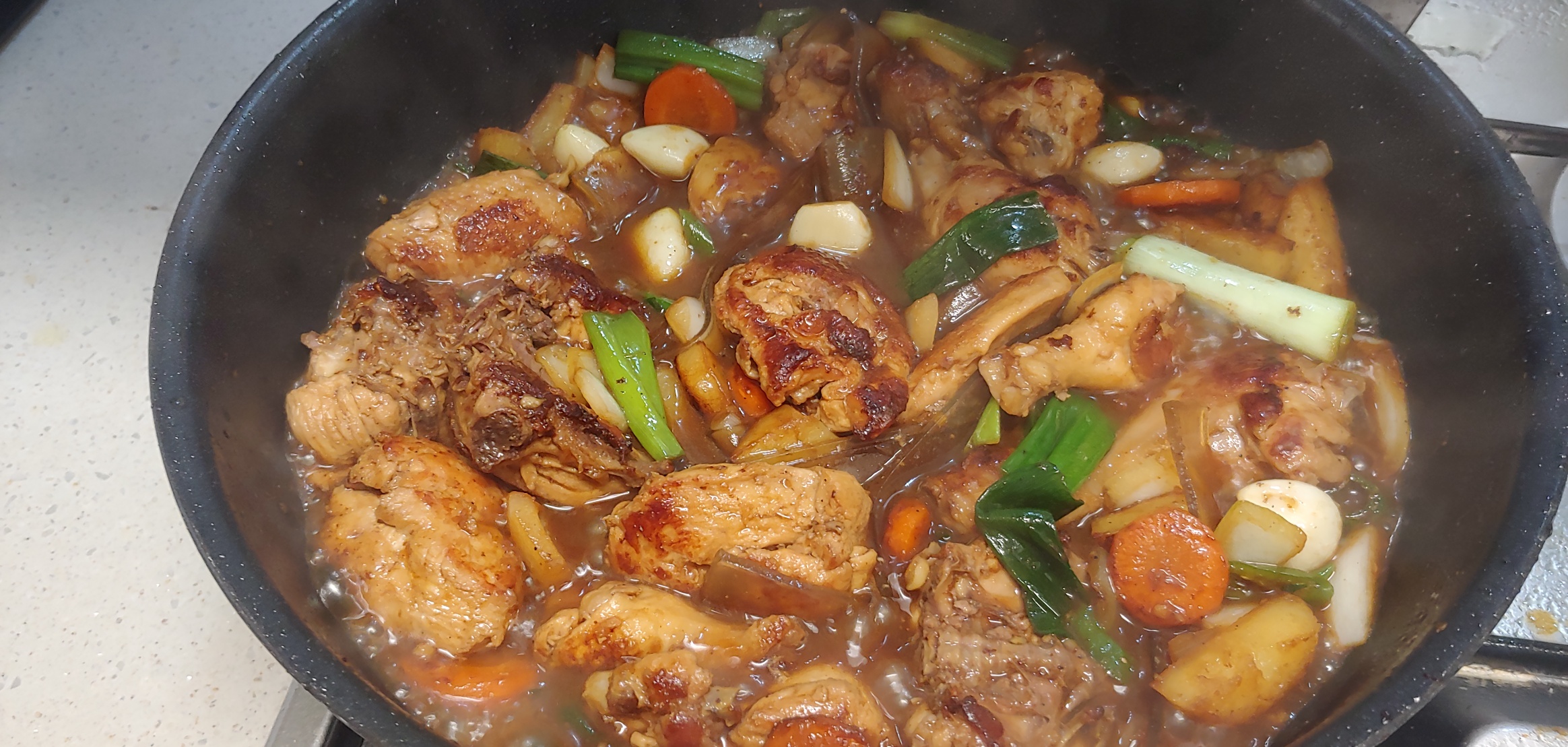 간을 맞추기 위해 당면과 함께 물을 조금 더 넣었지만, 끓으면서 당면이 많이 흡수해갑니다.