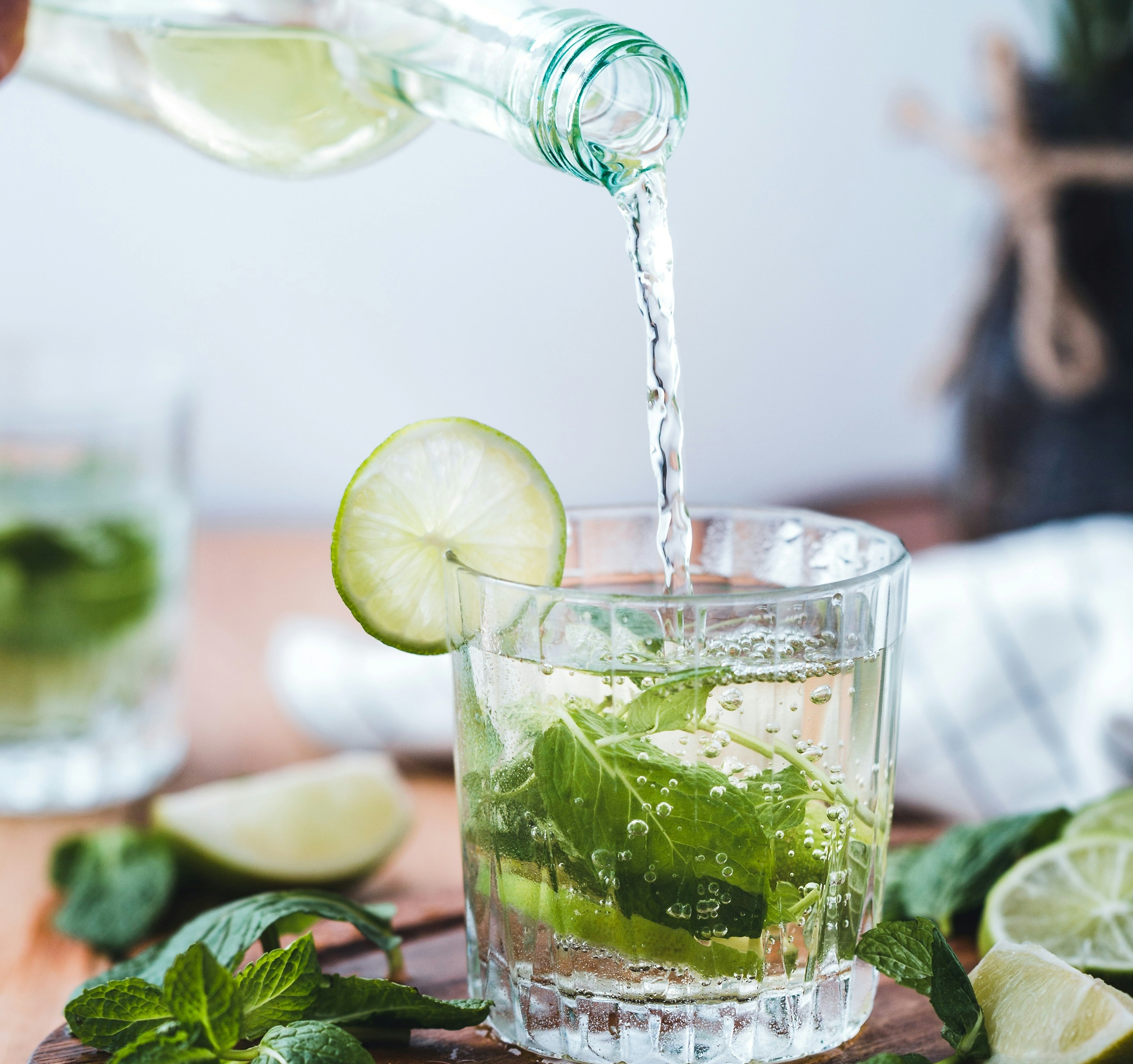 상큼한 라임과 민트가 담긴 시원한 탄산수 음료