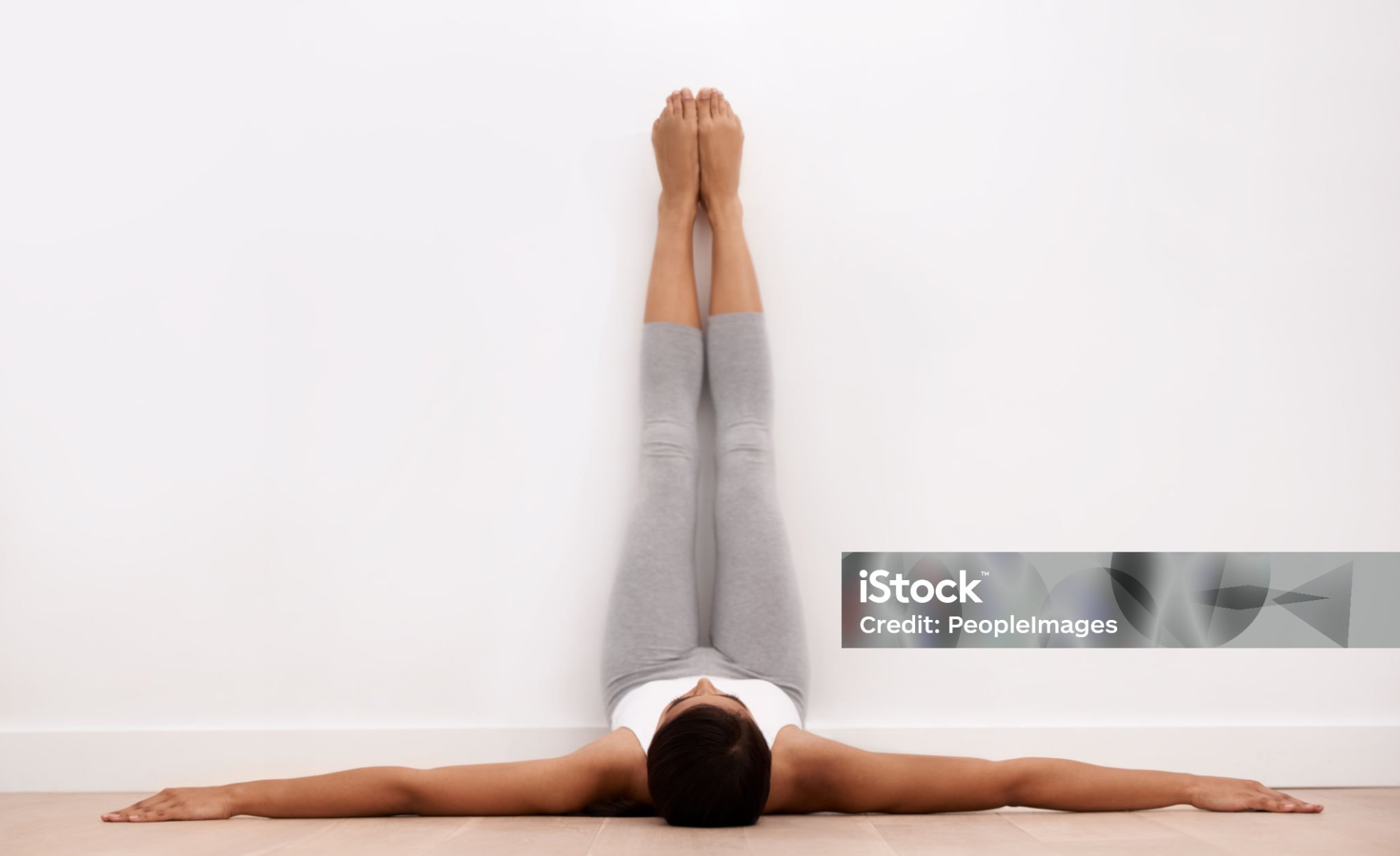 누워서 다리 올리기 (Legs-Up-the-Wall Pose)