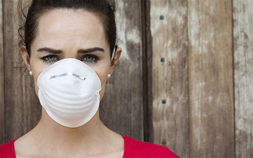 흰색 마스크를 쓴 여성
