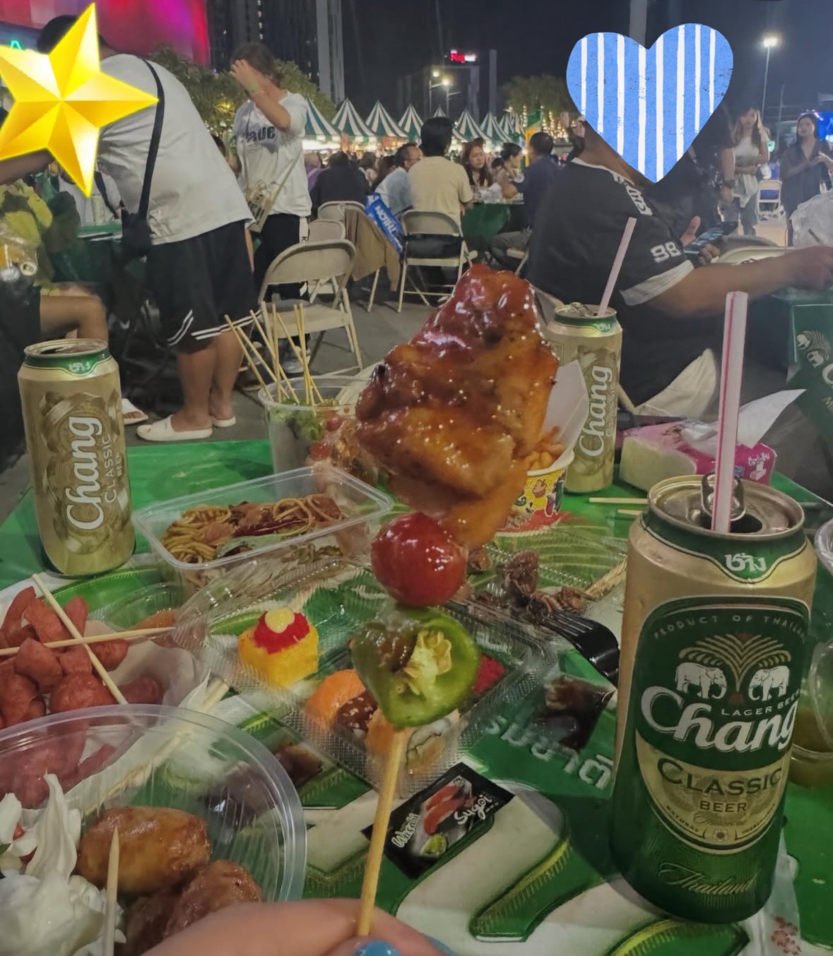 치앙마이 여행 중 친구들과 이것저것 시켜 나눠 먹던 여행 먹방 테이블 