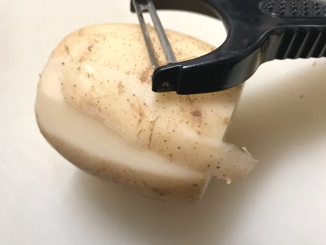 연근 껍질 벗기기