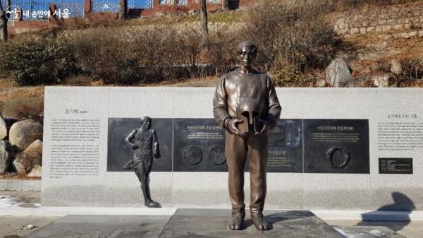 1936년 베를린올림픽 마라톤에서 금메달을 딴 손기정 선수를 기념해 세운 '손기정동상'