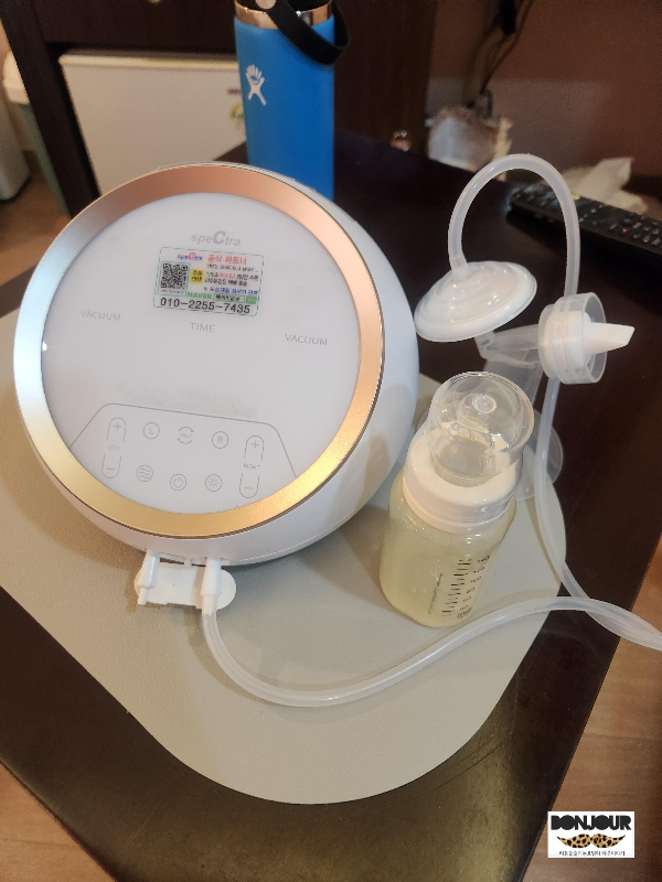조리원에서 제공하는 유축기와 젖병 이미지